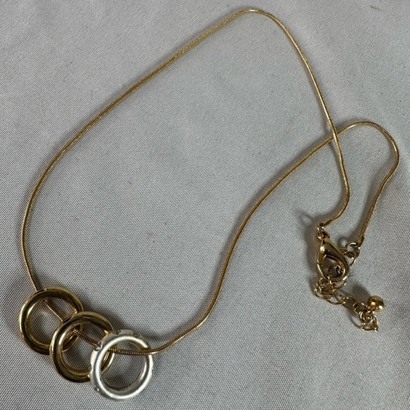 Dainty meets minimal floating circles necklace - Picture 8 of 8